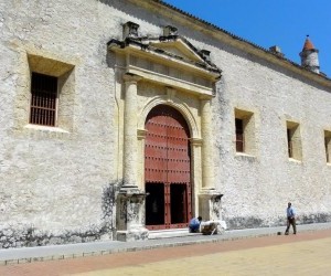 Side Entrance of the Cartagena Cathedral.  Source: Panoramio.com By: Talavan
